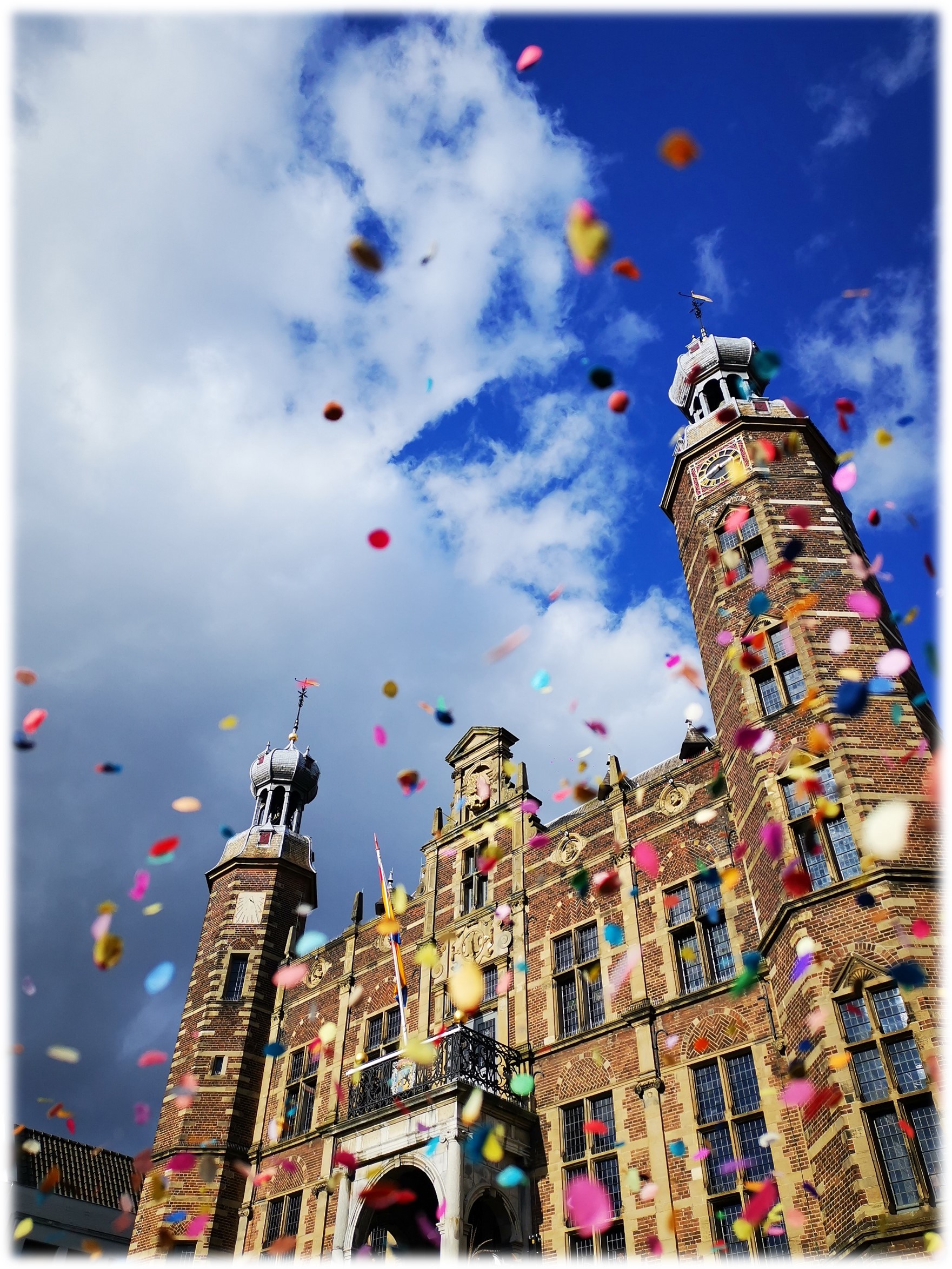 Afbeelding stadhuis met confetti